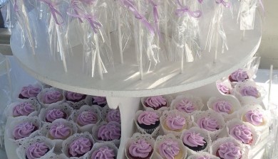 Wedding cake pops and wedding cup cakes